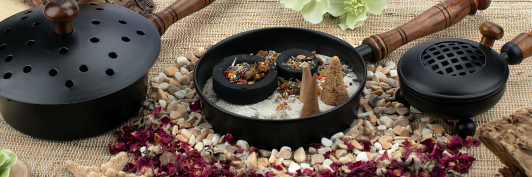 Räucherpfanne mit Sand und Kohle