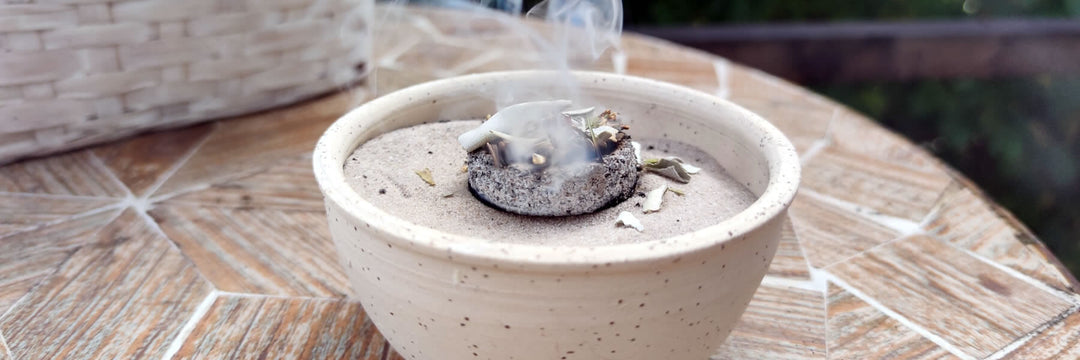 Räucherschale mit glühender Kohle auf Tisch
