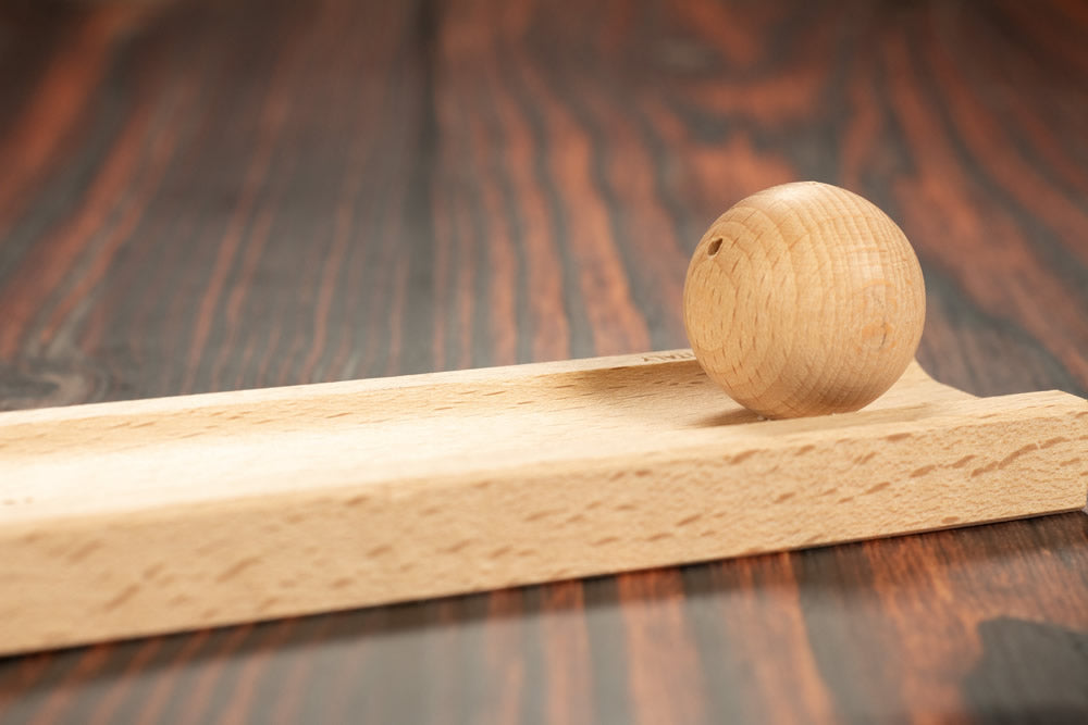 Räucherstäbchen-Halter aus Holz mit Holzkugel