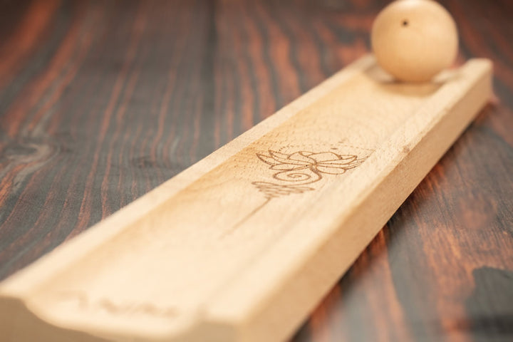 Räucherstäbchen-Halter aus Holz mit Holzkugel